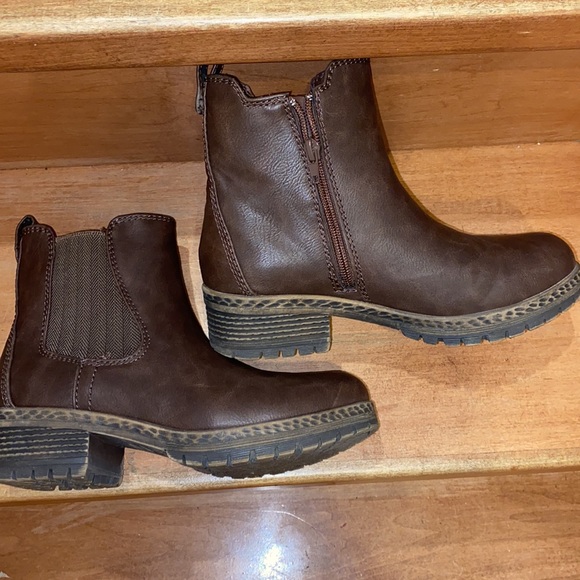 Anna Solid Chelsea Adventure Boot 
